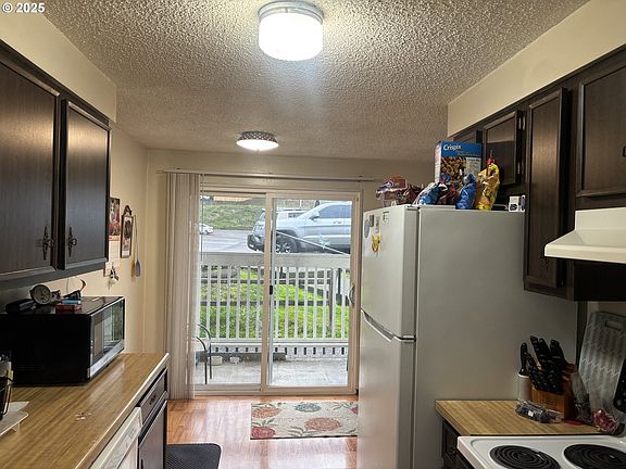 3rd image of 885 NE Sunset St