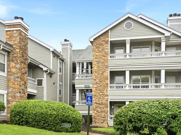13085 Autumn Woods Way APT 105, Fairfax, VA 22033