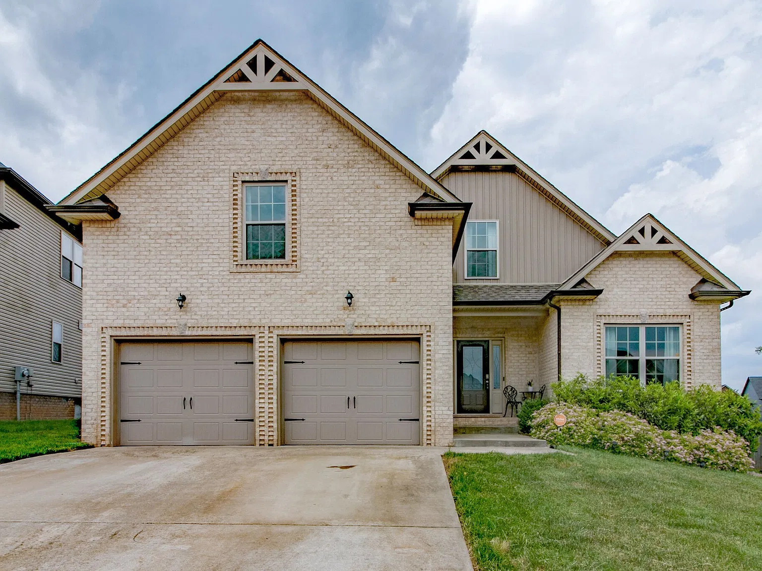 4 bed, 3.0 bath, 2596 sqft, $2,200 — Photo 1