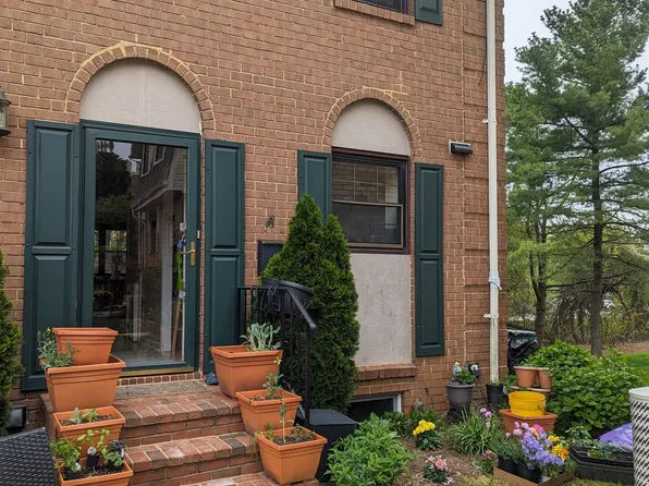 33 Bellows Ct, Towson, MD 21204