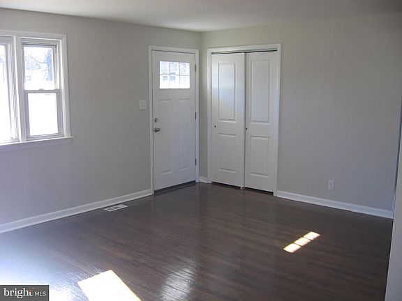 5th image of 7 E 7th St