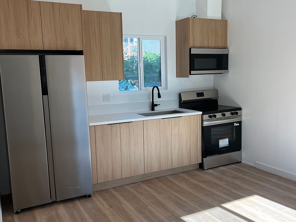 1st image of 849 W 48th St #3