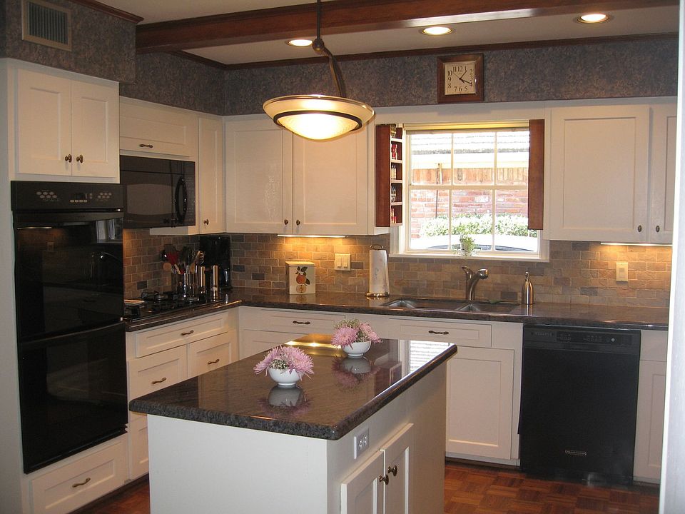 Island kitchen w/ granite