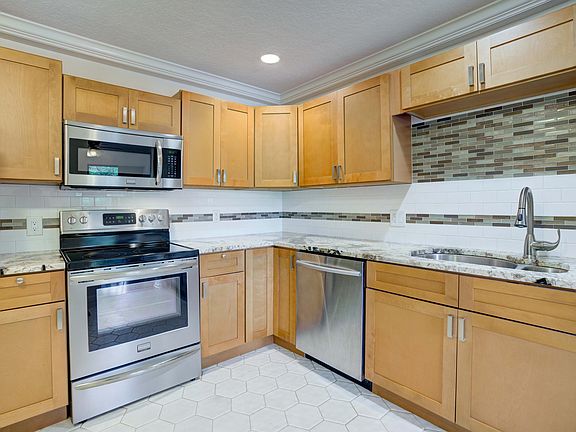 4th image of 8 Lexington Ln E APT B