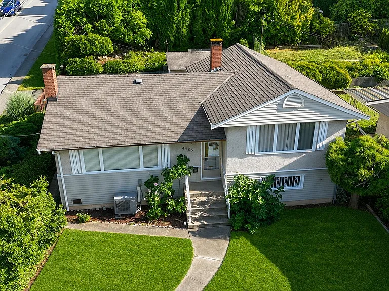4409 Marine Dr — Photo 10