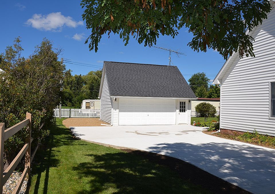 2nd image of 5483 Gill St