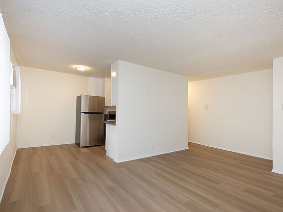 2nd image of 1471 N Fair Oaks Ave APT 4