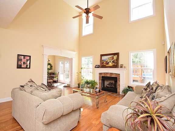 3rd image of 3904 Henricks Hill Dr