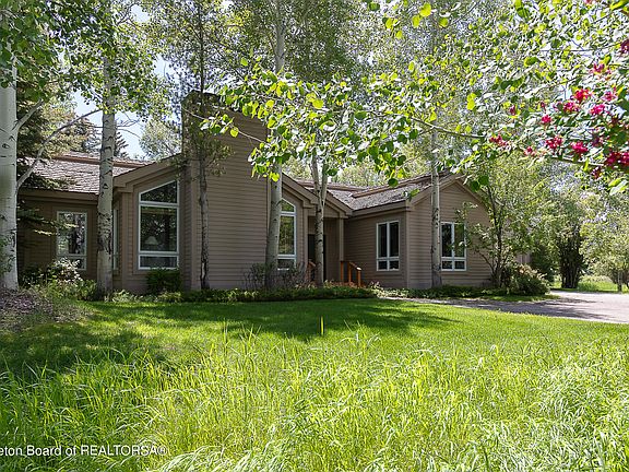 2nd image of 950 E Sagebrush Dr