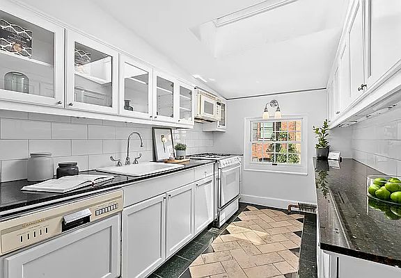 5th image of 23 W 16th St APT 4