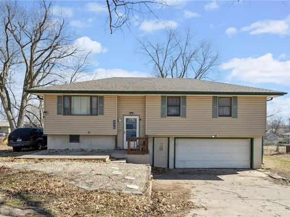 313 Gregory Dr, Gower, MO 64454