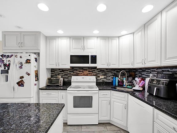 5th image of 5852 W 77th St Unit 303
