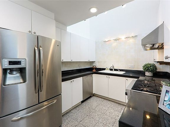4th image of 2501 28th St APT 5