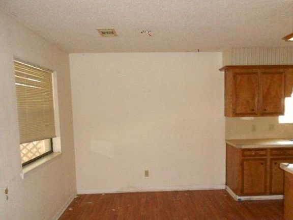 4th image of 2505 Airline Dr