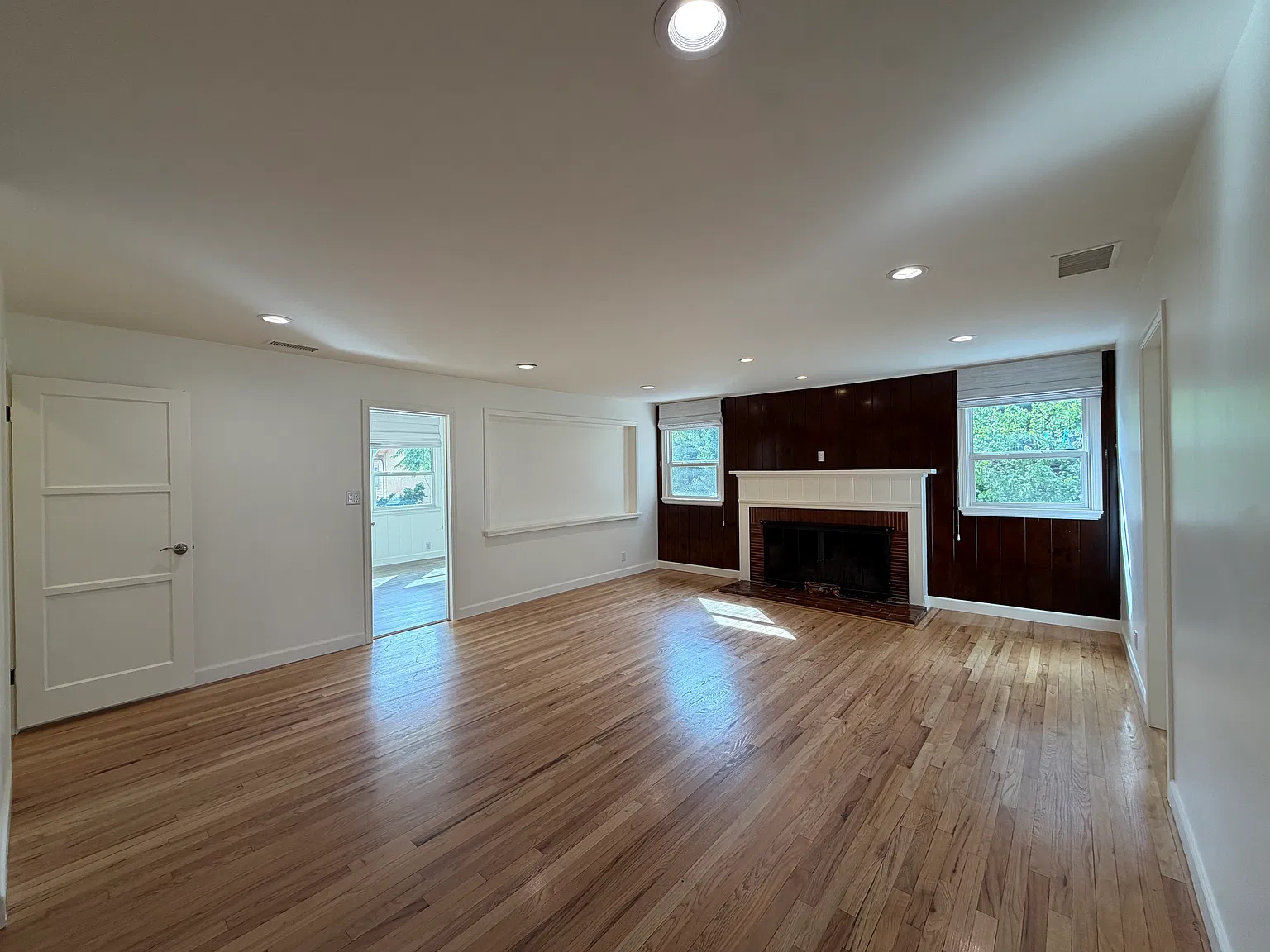 3 bed, 1360 sqft, $4,650 — Photo 3