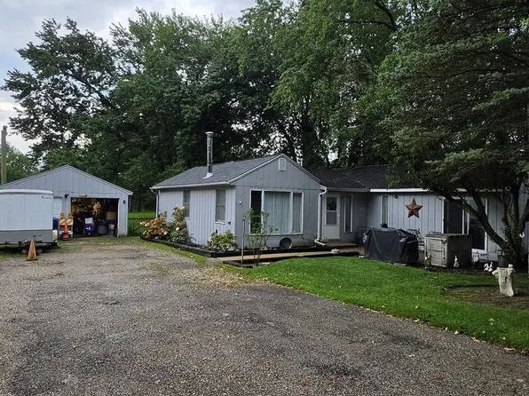 207 W Lincoln Rd, McHenry, IL 60051