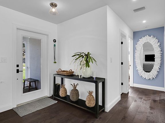5th image of 8 WINDSOR Road W