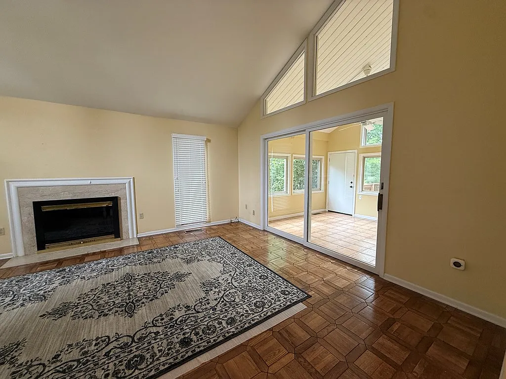 3 bed, 3.0 bath, 2736 sqft, $2,100 — Photo 4