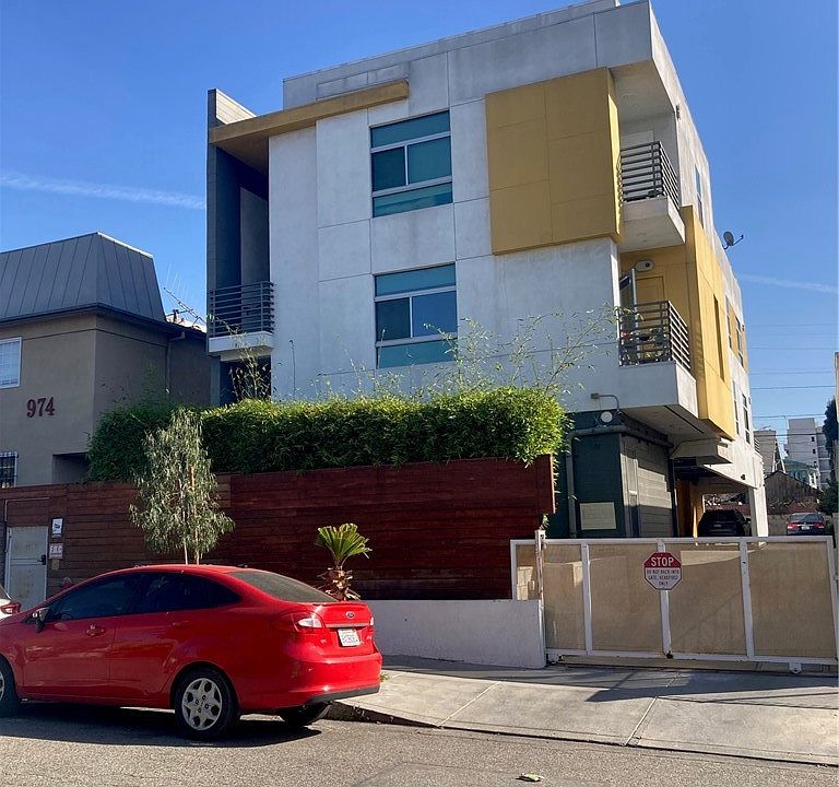 1st image of 978 S Mariposa Ave