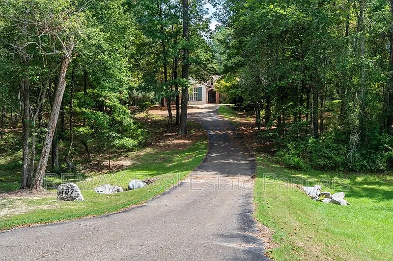 4 bed, 3.5 bath, 3600 sqft, $3,600 — Photo 2