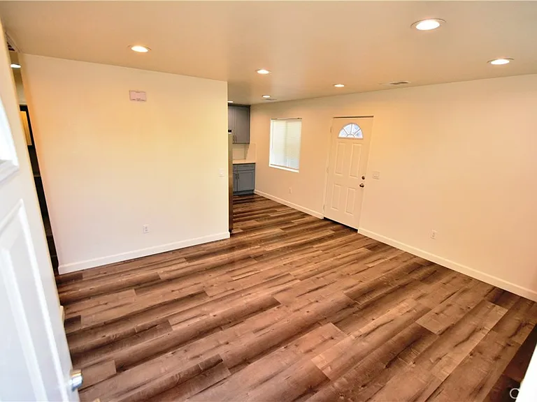 18328 Devlin Ave — Photo 10