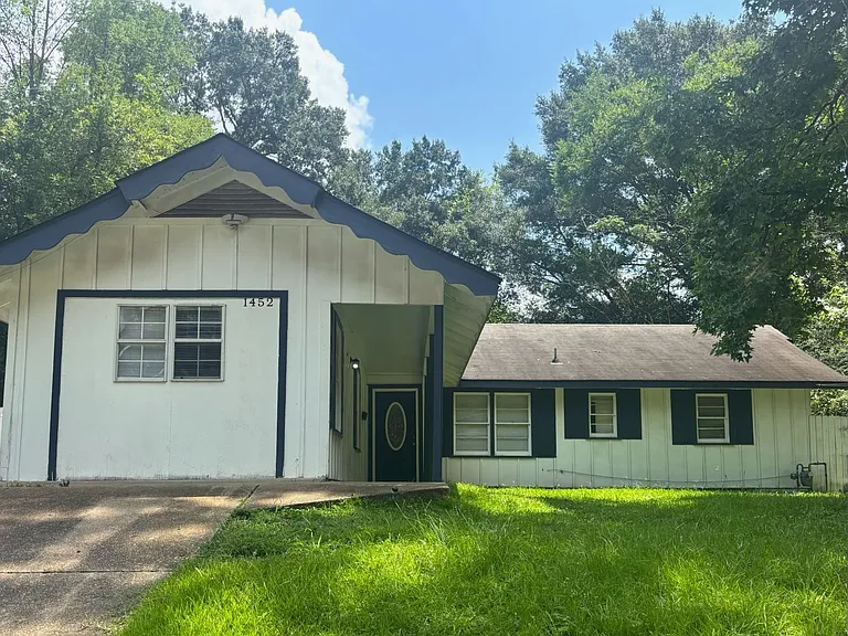 1452 Woody Dr — Photo 1
