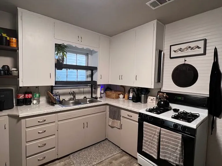 1518 S 33rd St — Photo 10