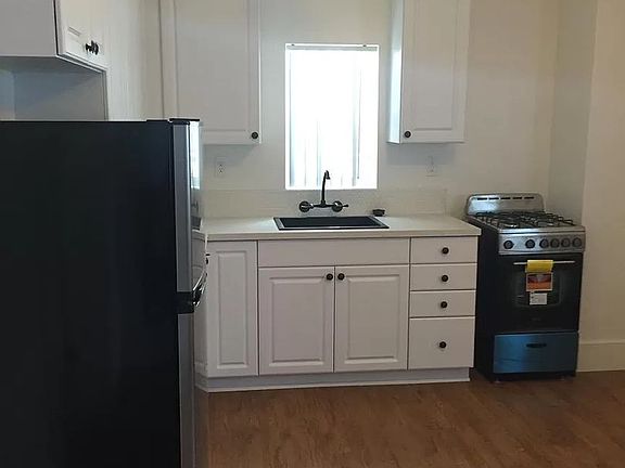 3rd image of 401-423 E Juniper St #103