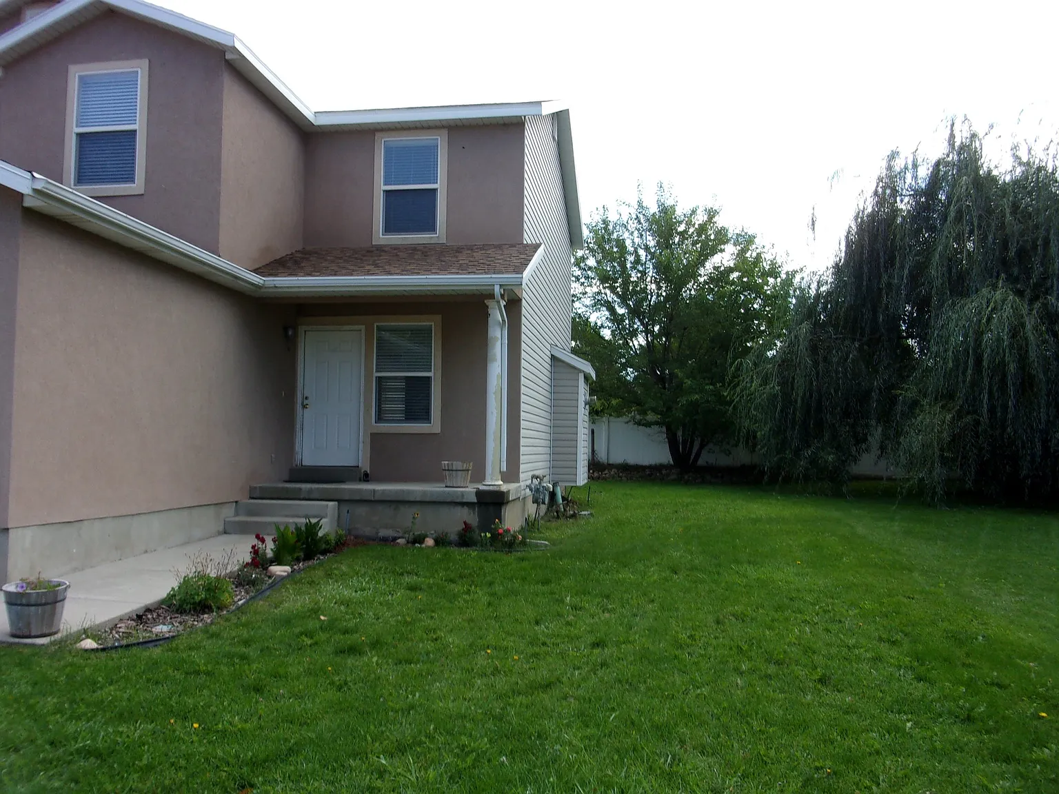 Spacious 3 bedroom 3.5-bath Stand-Alone Home — Photo 2