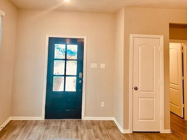 3 bed, 2.0 bath, 1349 sqft, $2,000 — Photo 4