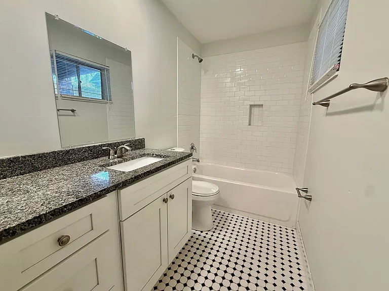 Grotto - 4443-4455 Jefferson St. — Photo 19