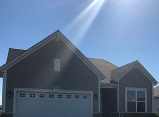 1042 Glendale Rd, Pingree Grove, IL 60140