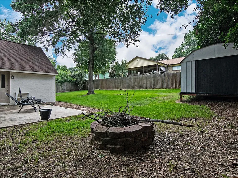2410 Valley Dr — Photo 17