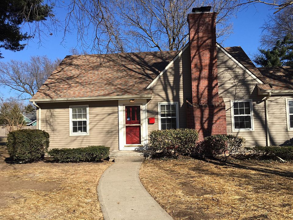 This house is a corner plot so it's much larger inside than it looks from the outside