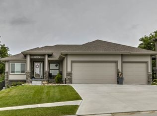 19907 Sherwood Cir, Gretna, NE 68028