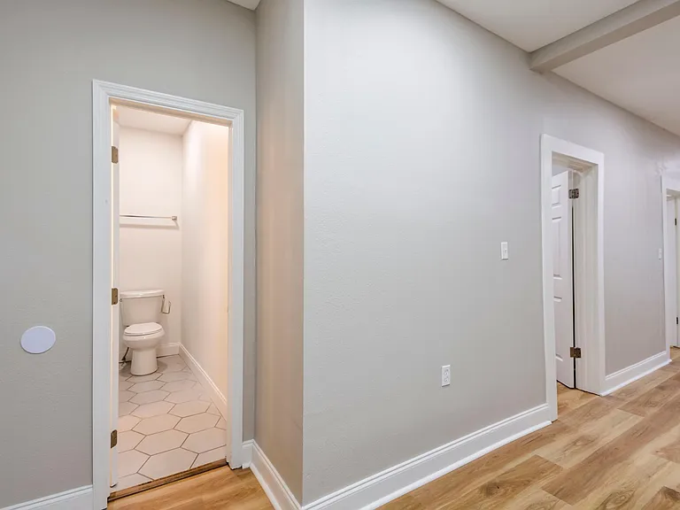 2701 E Columbus Dr — Photo 16