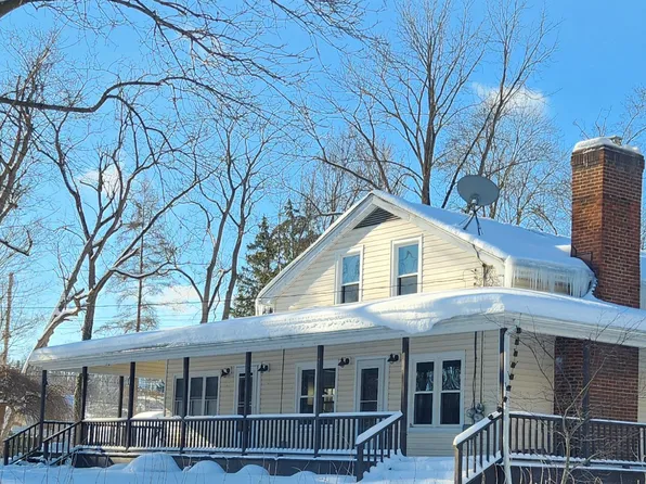 8818 Overlook Dr, Kirtland, OH 44094