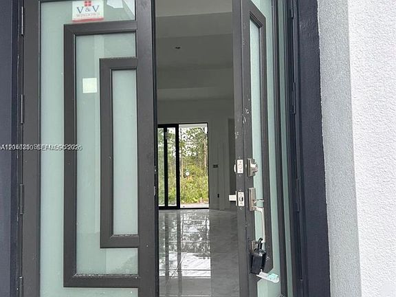 4th image of 815 Anaconda Ave S