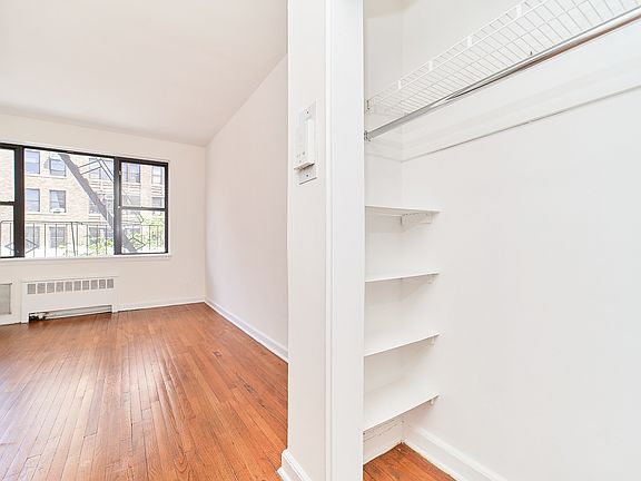 3rd image of 400 W 45th St APT 4E