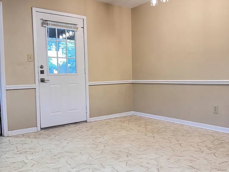 2527 Westminster Dr — Photo 4