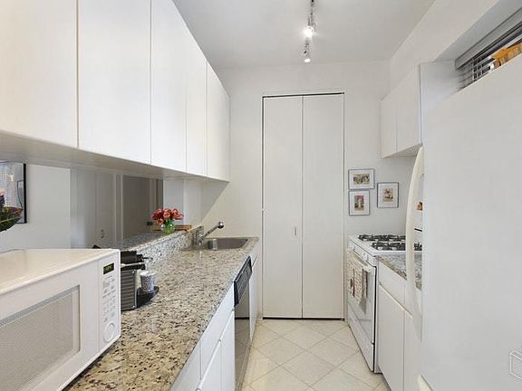 4th image of 101 W 79th St APT 7A