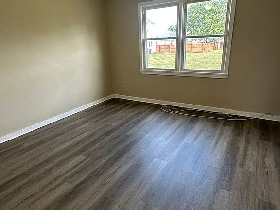 4th image of 40-50 Balzac Ct #48