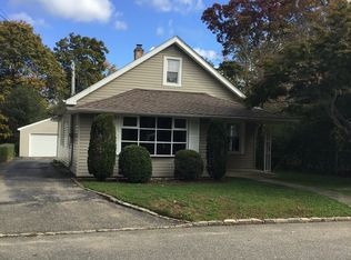61 Floyd Pl, East Norwich, NY 11732
