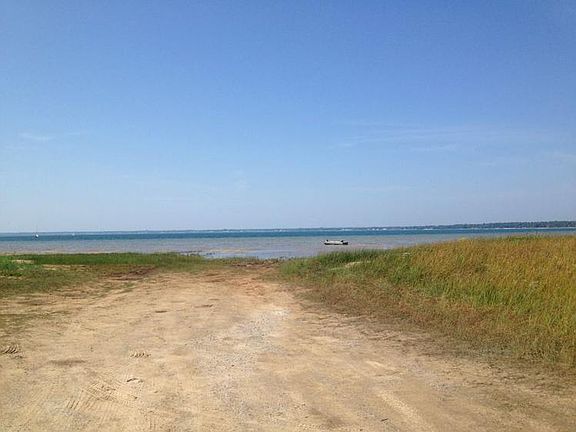Walking distance to public access to Tawas Bay and close to Jerry's Marina if you have a boat or would like to learn to kite board. They have it here.