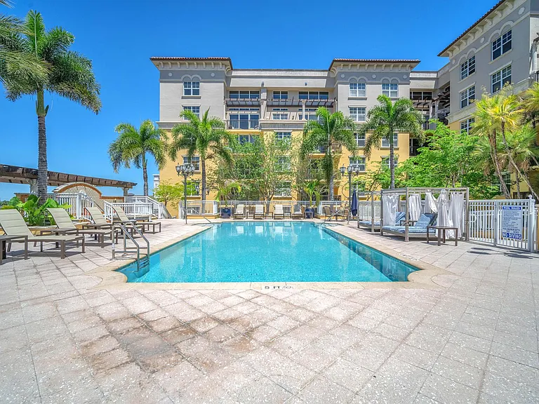 Royal Palm Apartments — Photo 28