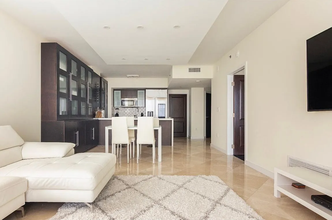 500 Brickell West — Photo 3