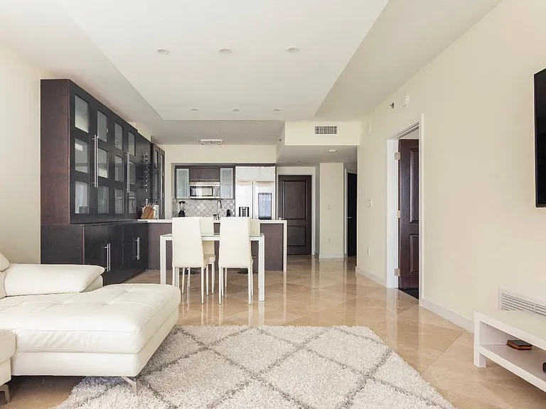 55 SE 6th St #4007 — Photo 3