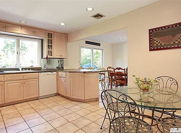 4th image of 60 Birchwood Park Dr