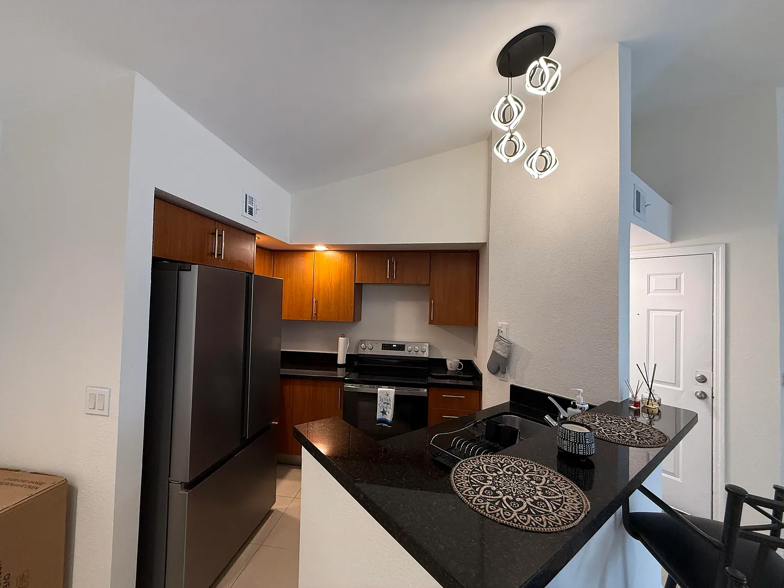 2 bed, 2.0 bath, 1027 sqft, $2,050 — Photo 4