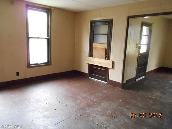 4th image of 1372 Newton St